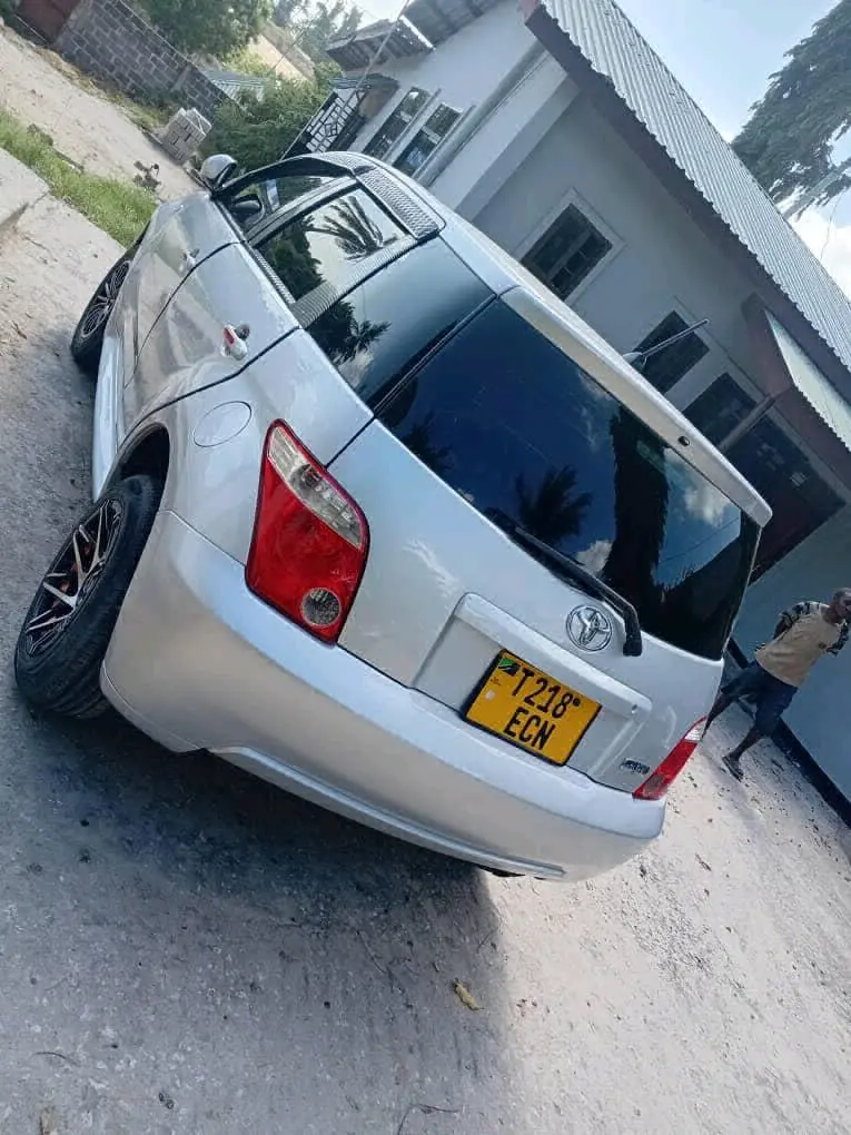 Toyota Ist Hatchback Silver thumbnail 6