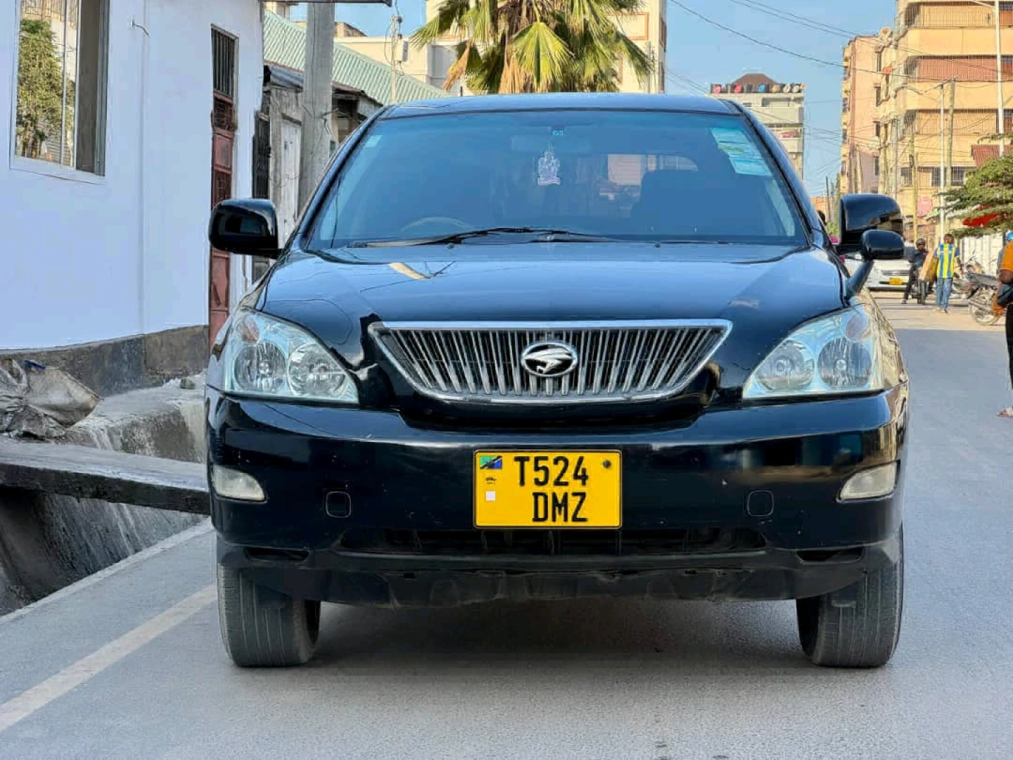 Black Toyota Harrier SUV 2004 (DMZ)