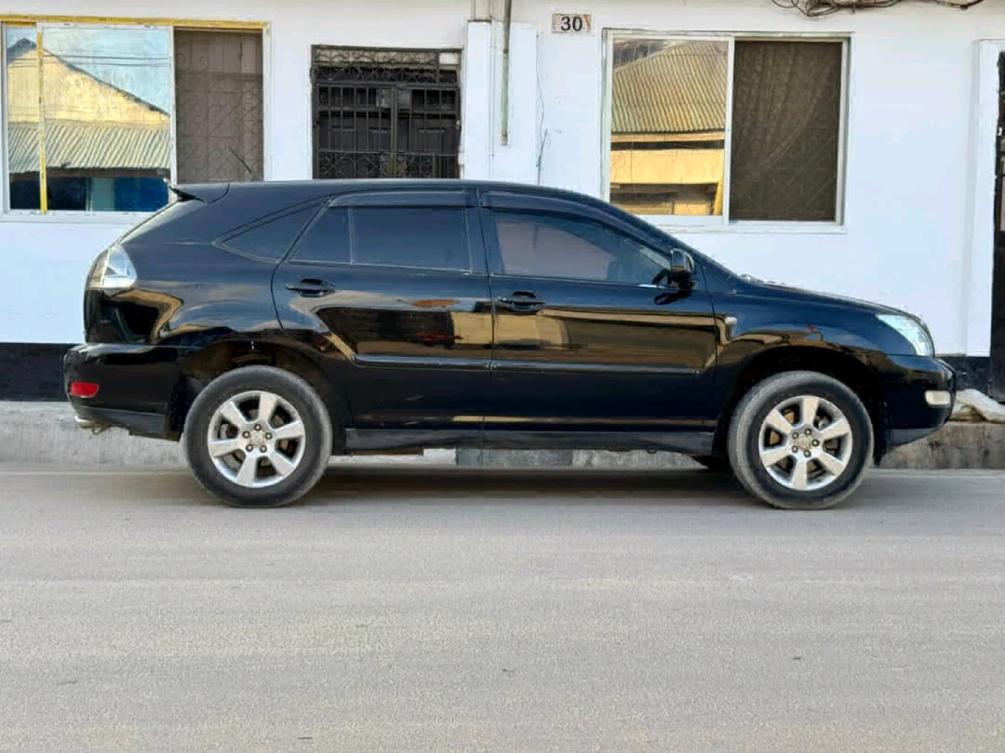 Black Toyota Harrier SUV 2004 (DMZ) thumbnail 3
