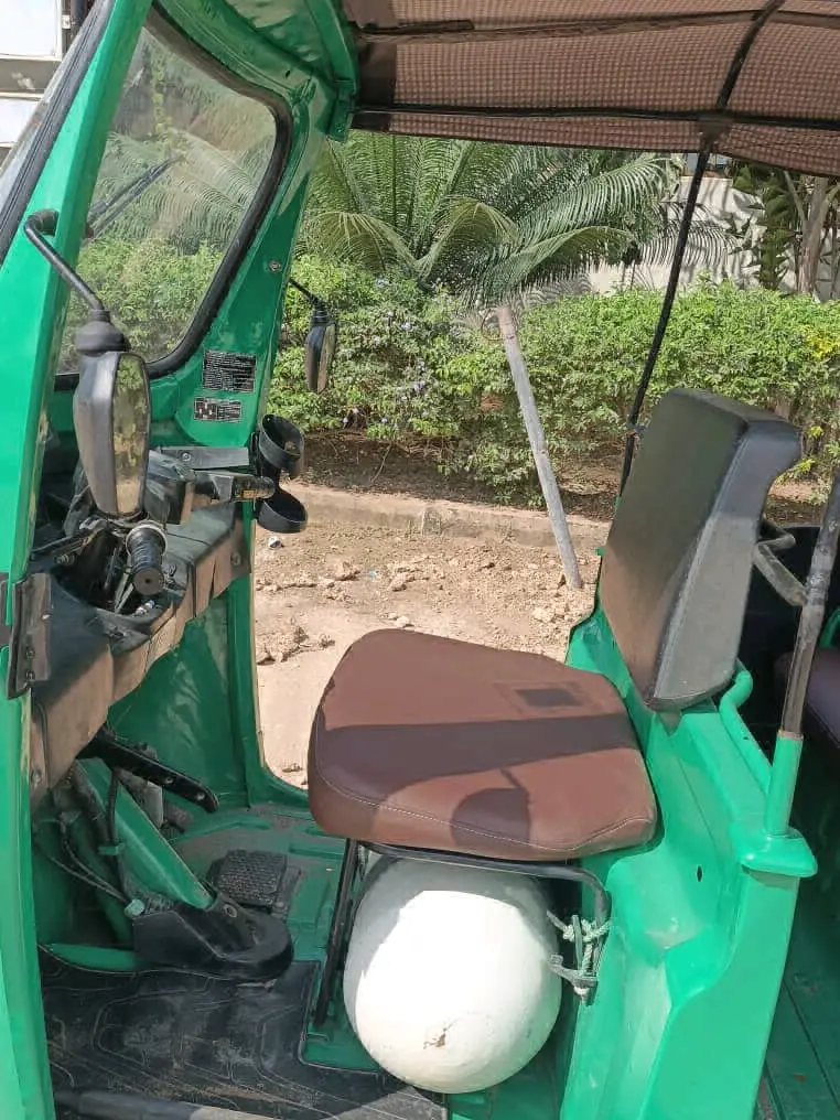 Bajaj TVS King Auto-Rickshaw Hybrid (Tuk-Tuk) thumbnail 2