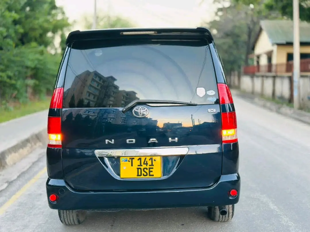 Toyota Noah (DSE) thumbnail 2