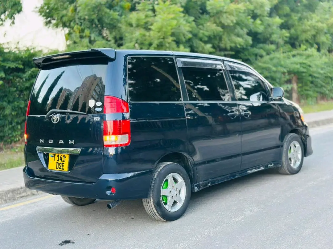 Toyota Noah (DSE) thumbnail 4