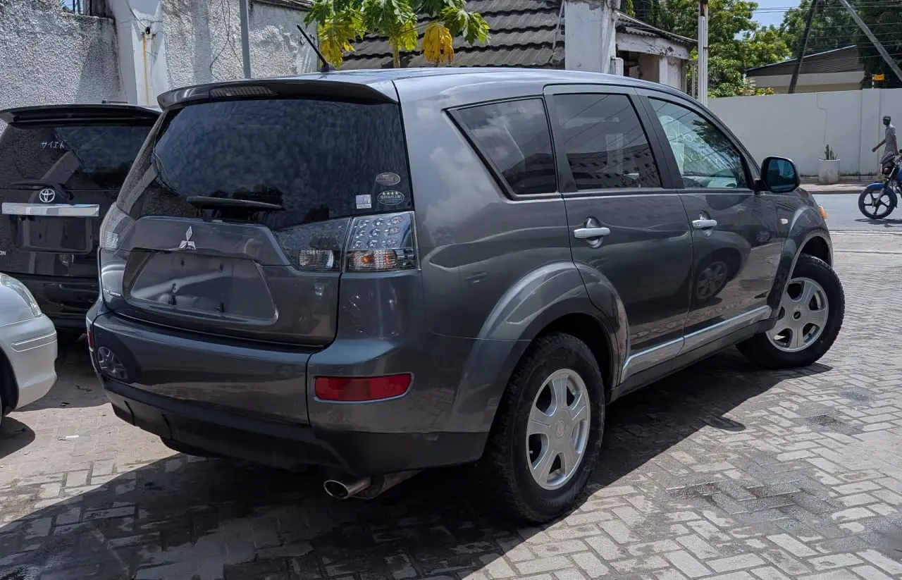 Mitsubishi Outlander 2007, 4WD, 7 Seats thumbnail 2