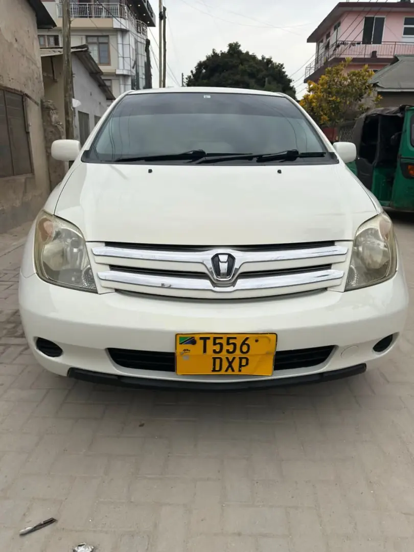 Toyota Ist 2003 Nyeupe na Android Radio