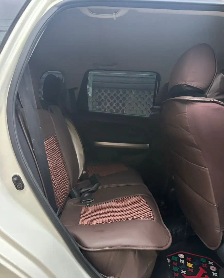 Toyota Ist 2003 Nyeupe na Android Radio thumbnail 6