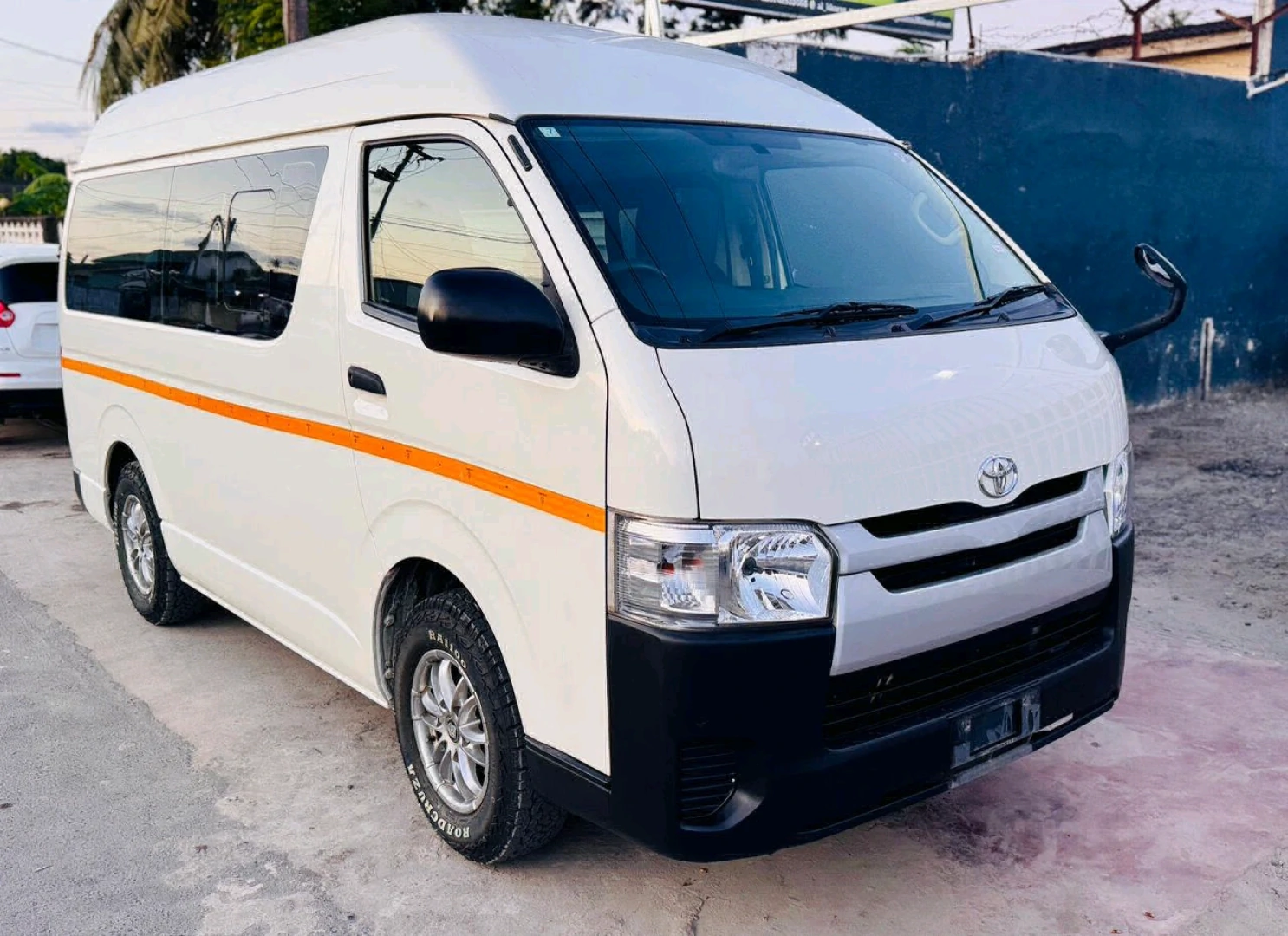 Toyota Hiace 2017 Automatic Van Low Mileage thumbnail 2