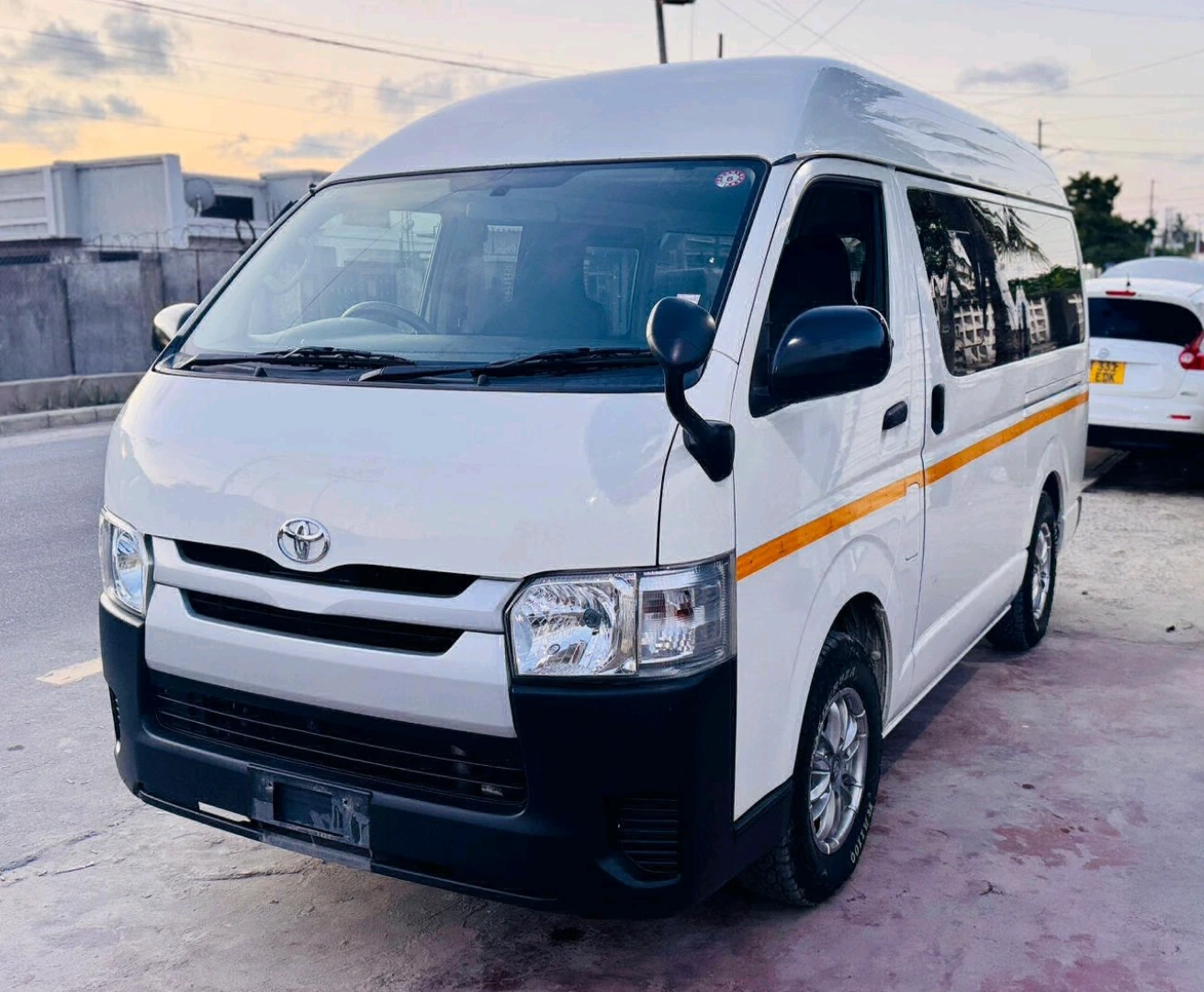 Toyota Hiace 2017 Automatic Van Low Mileage thumbnail 3