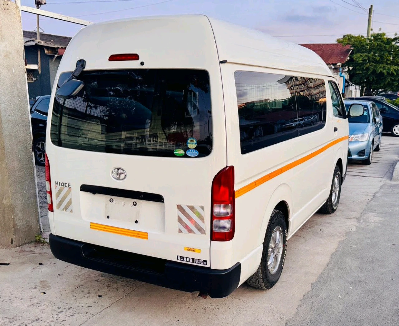 Toyota Hiace 2017 Automatic Van Low Mileage thumbnail 4