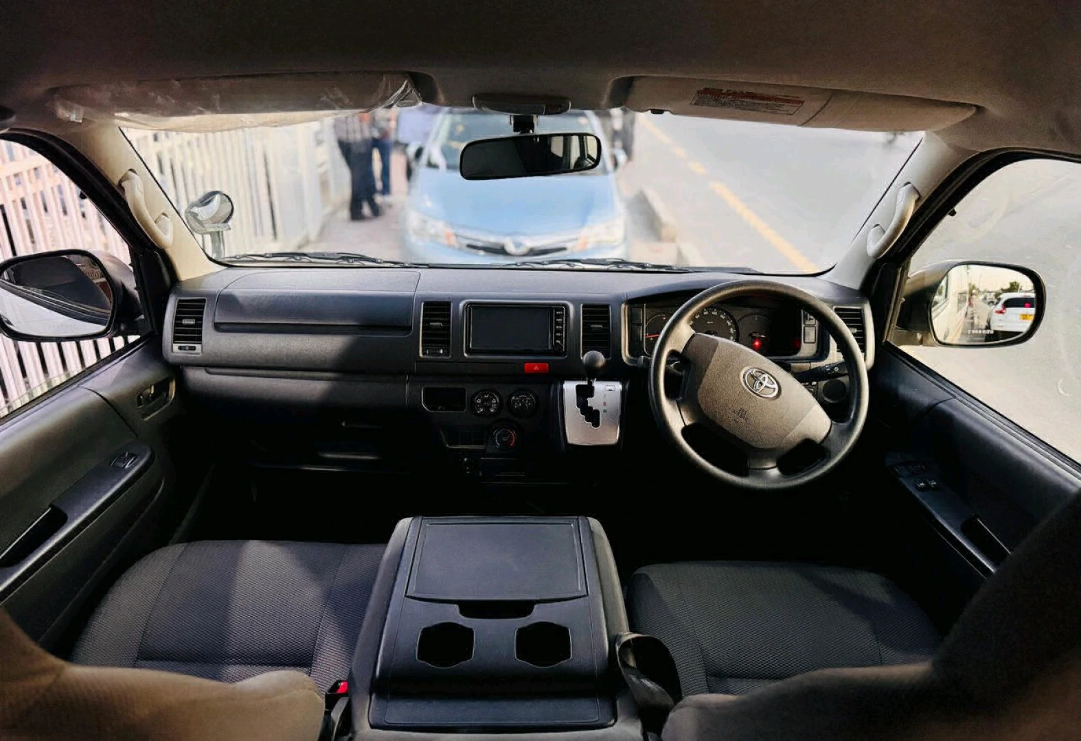 Toyota Hiace 2017 Automatic Van Low Mileage thumbnail 6