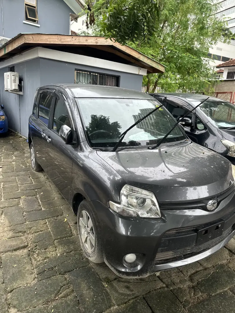 Toyota Sienta thumbnail 2