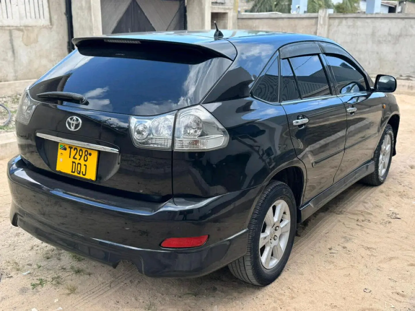 Used Black Toyota Harrier 2005 Full Options thumbnail 2