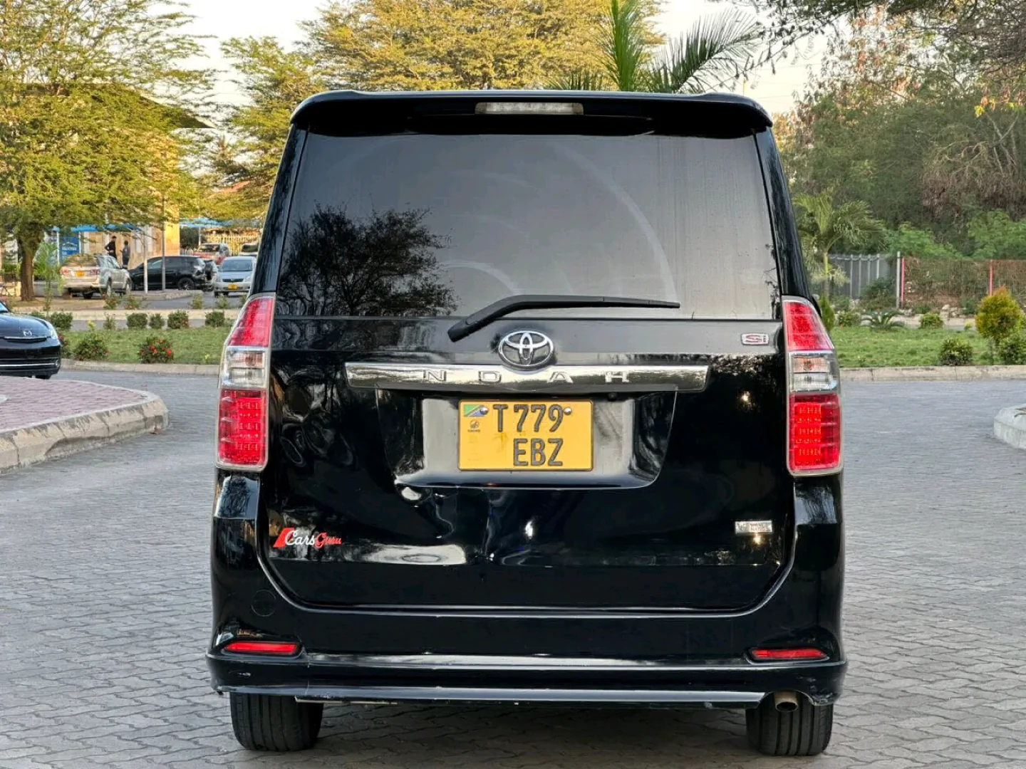 Toyota Noah Minivan 2009 Model (EBZ) thumbnail 2