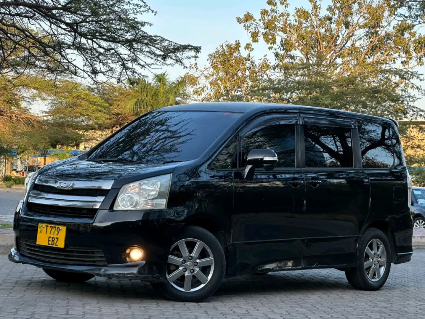 Toyota Noah Minivan 2009 Model (EBZ) thumbnail 3