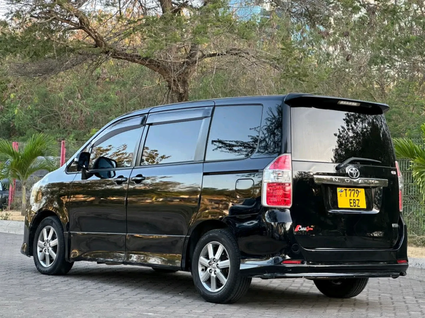 Toyota Noah Minivan 2009 Model (EBZ) thumbnail 4