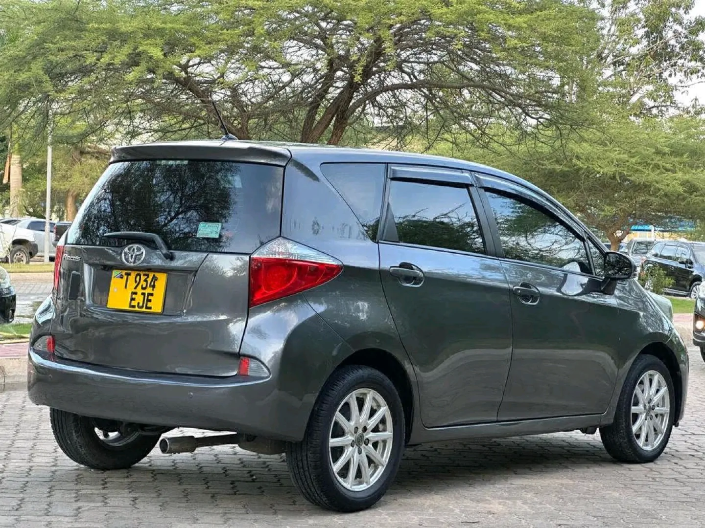 Toyota Ractis 2011 New Model Grey thumbnail 4