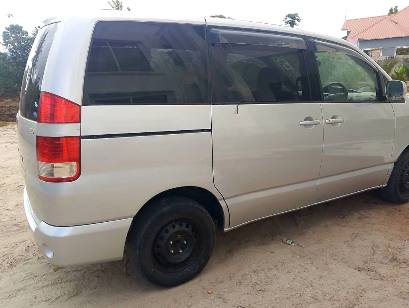 Toyota Noah Minivan New DGL Full AC thumbnail 2