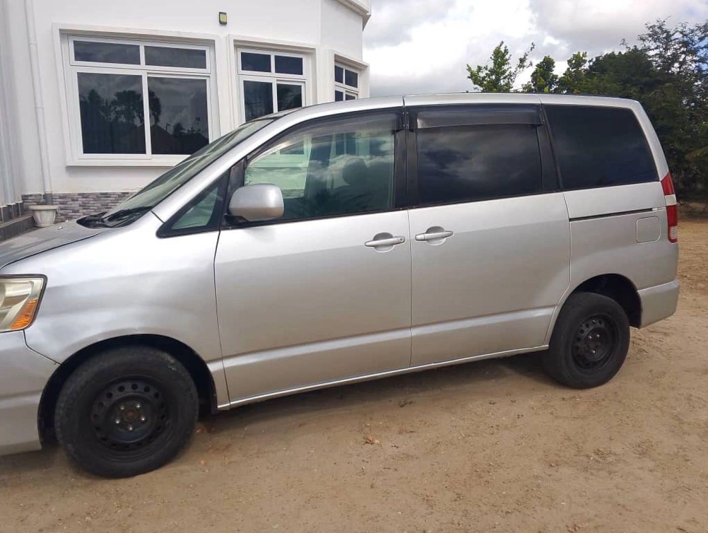Toyota Noah Minivan New DGL Full AC thumbnail 3