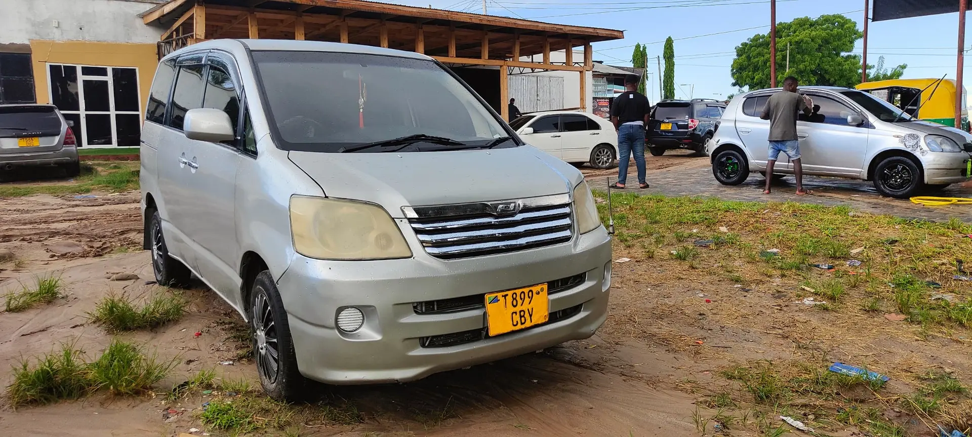 Toyota Noah thumbnail 2