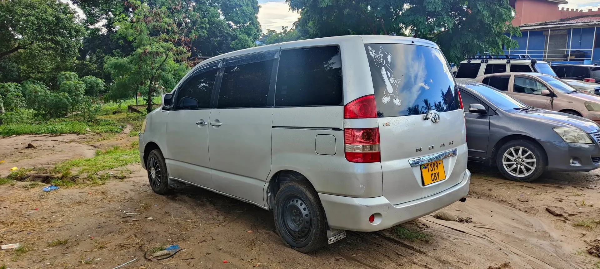 Toyota Noah thumbnail 3