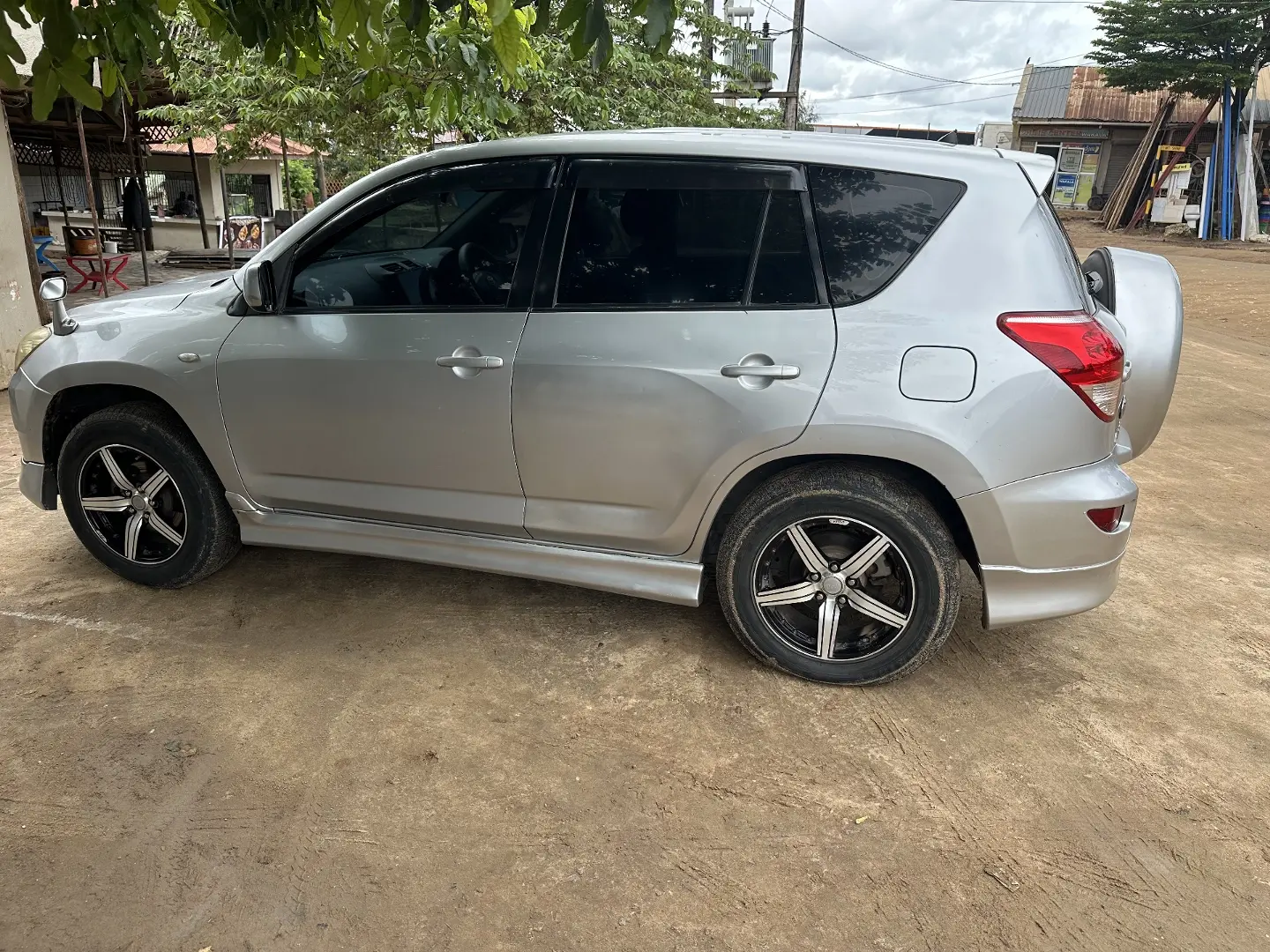 Toyota RAV4 Silver thumbnail 4