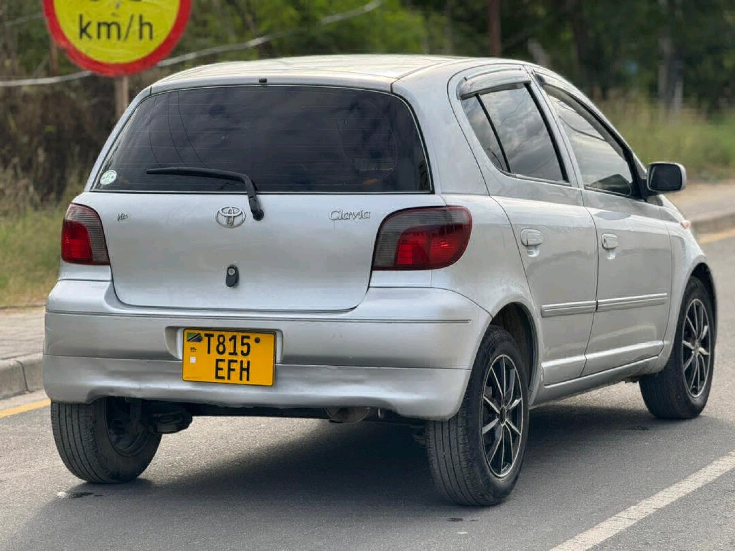 Silver Toyota Vitz Sedan (Reg EFH) thumbnail 2