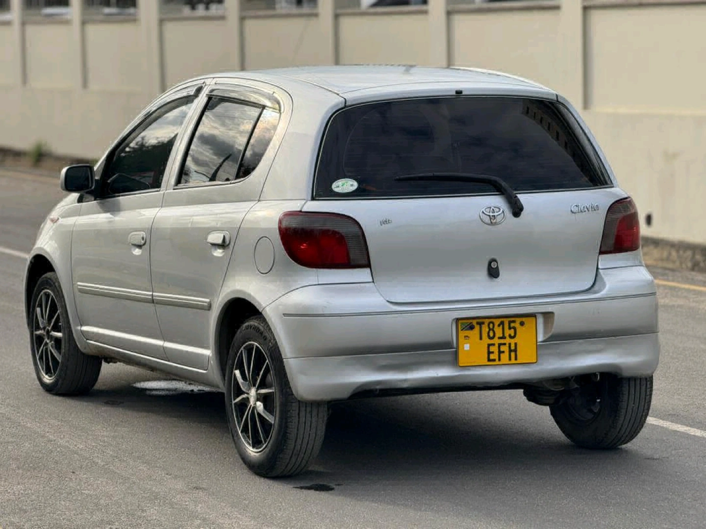 Silver Toyota Vitz Sedan (Reg EFH) thumbnail 3
