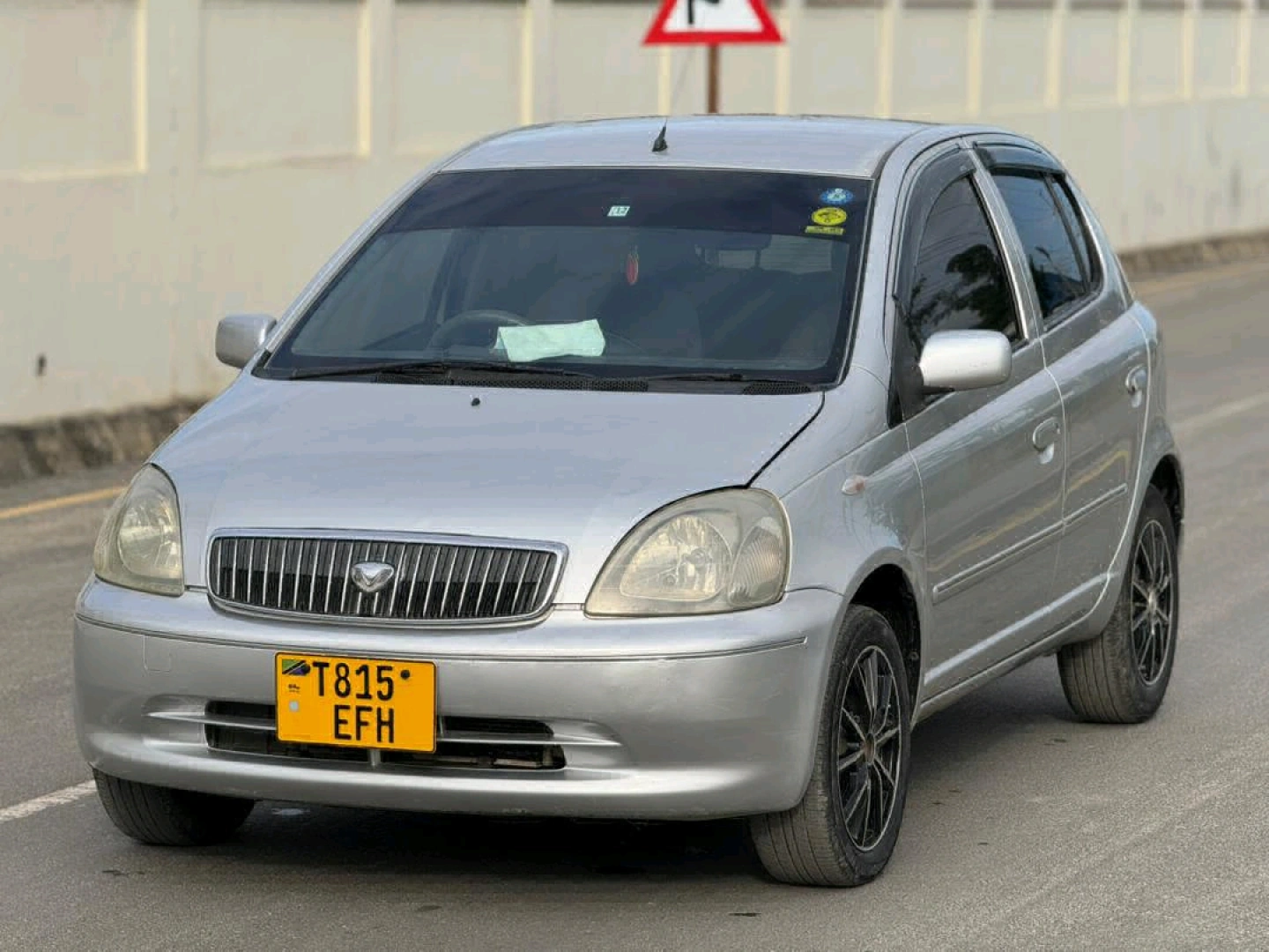 Silver Toyota Vitz Sedan (Reg EFH) thumbnail 5