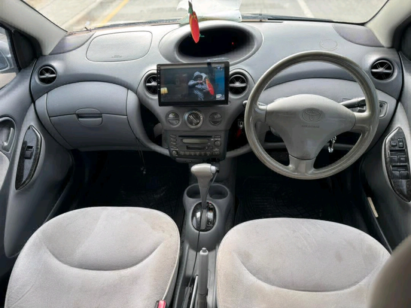 Silver Toyota Vitz Sedan (Reg EFH) thumbnail 6