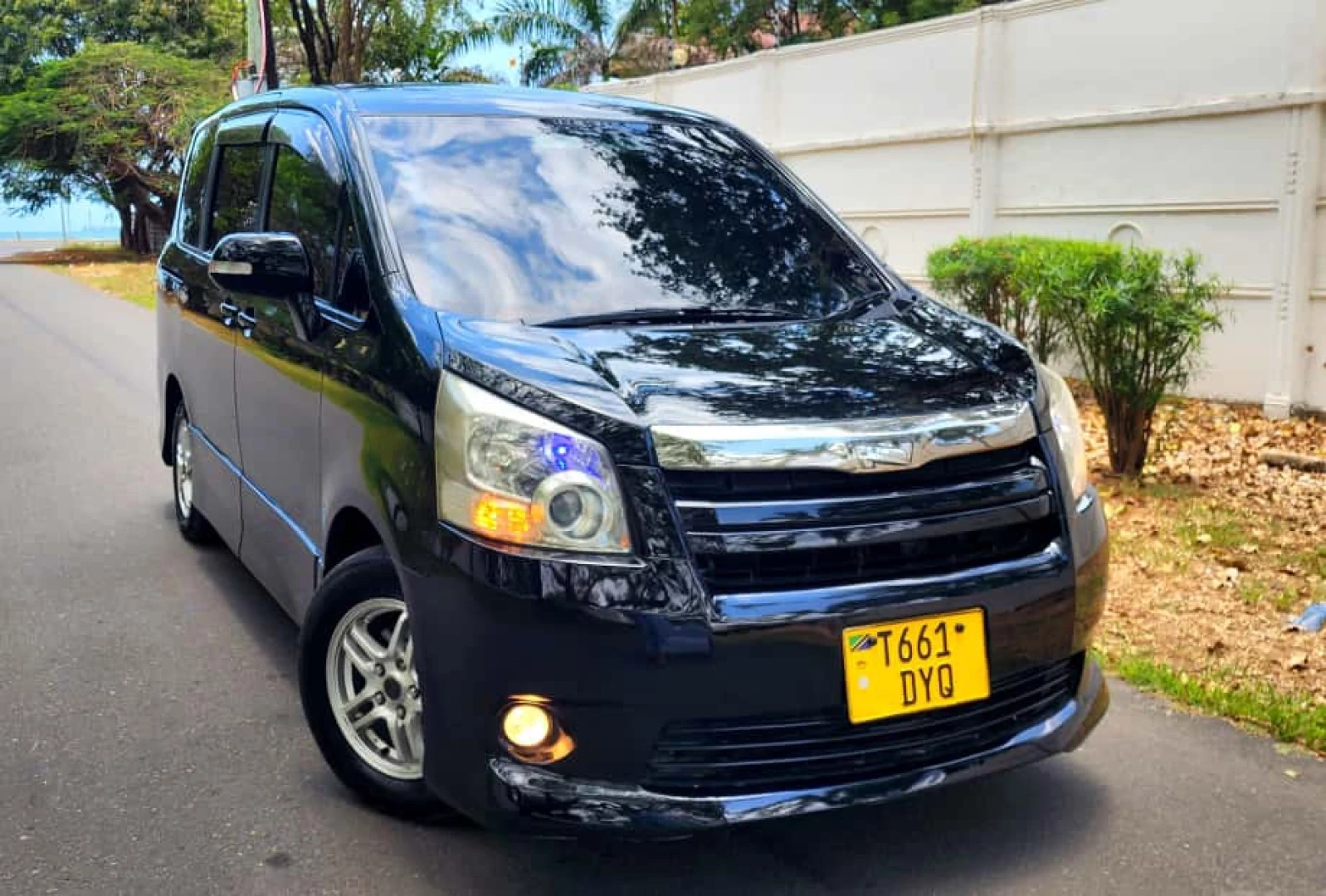 Toyota Noah New Model (T661DYQ) thumbnail 2
