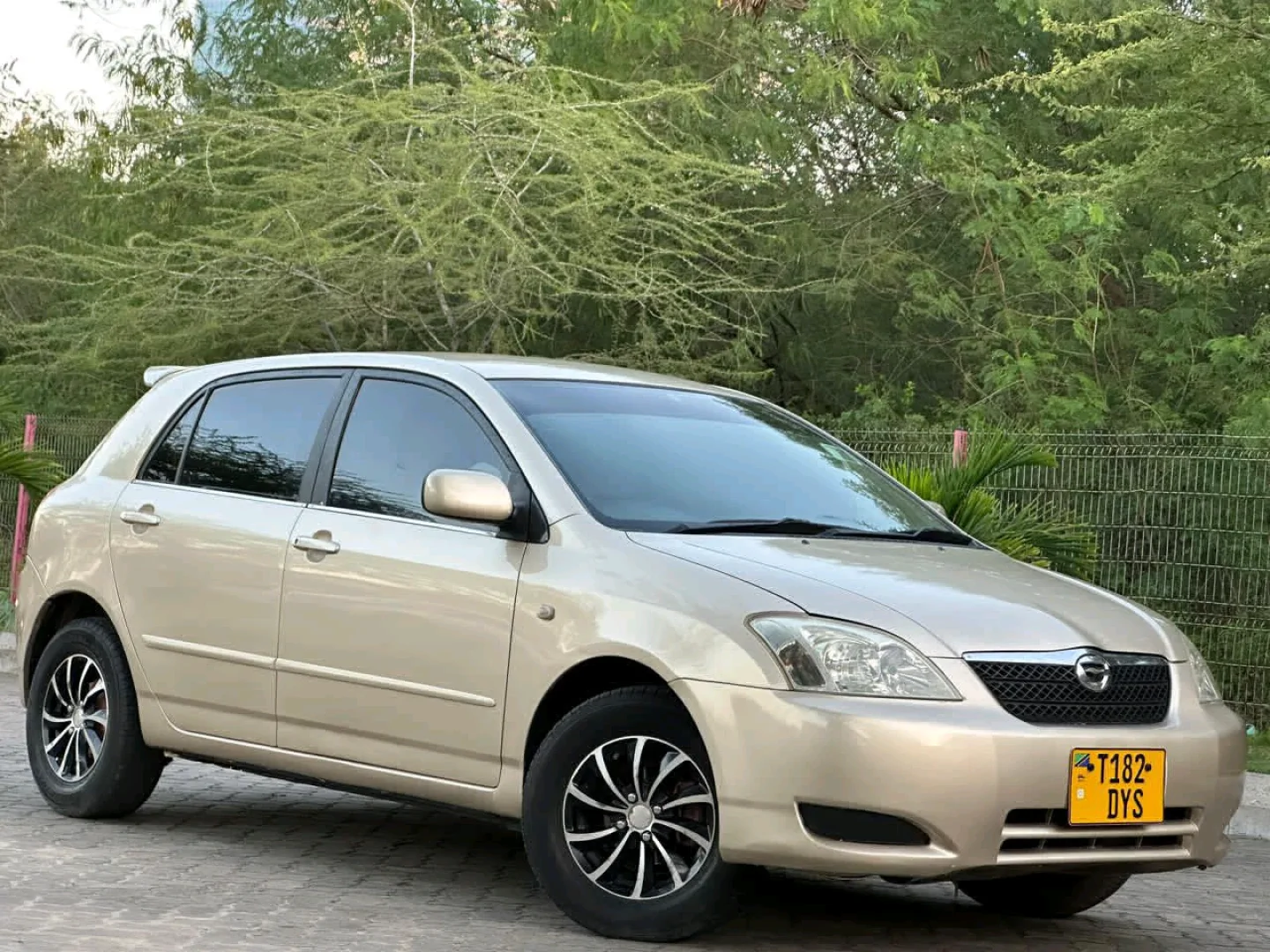 Toyota RunX 2004 Gold - 1490cc Inauzwa thumbnail 2