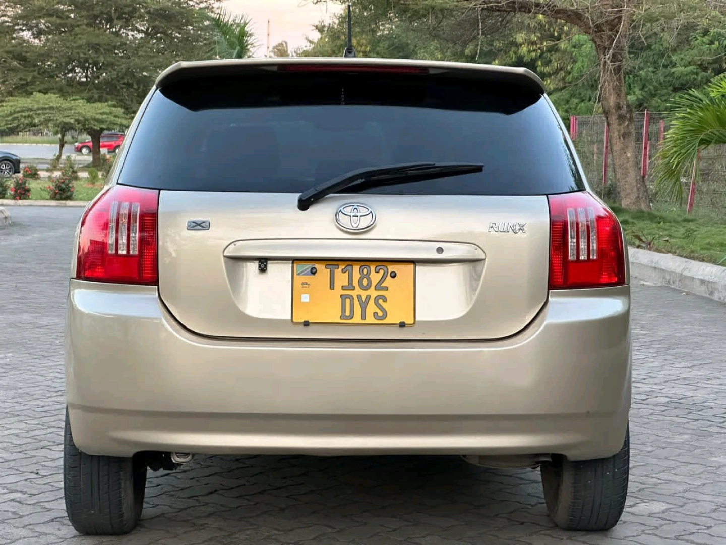 Toyota RunX 2004 Gold - 1490cc Inauzwa thumbnail 3