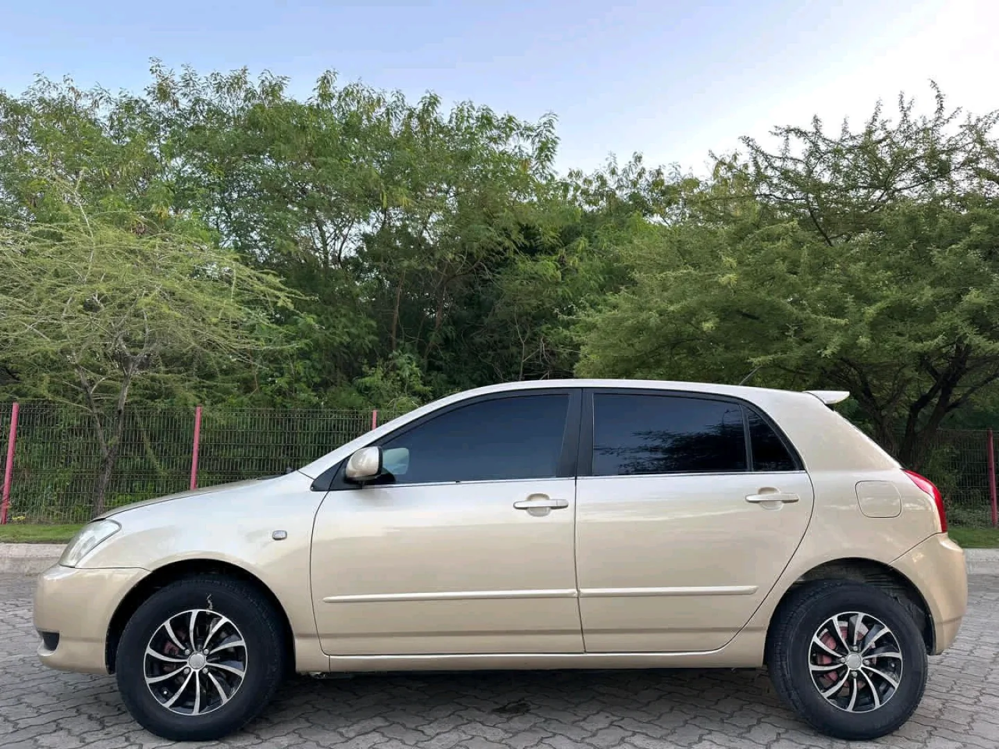 Toyota RunX 2004 Gold - 1490cc Inauzwa thumbnail 5