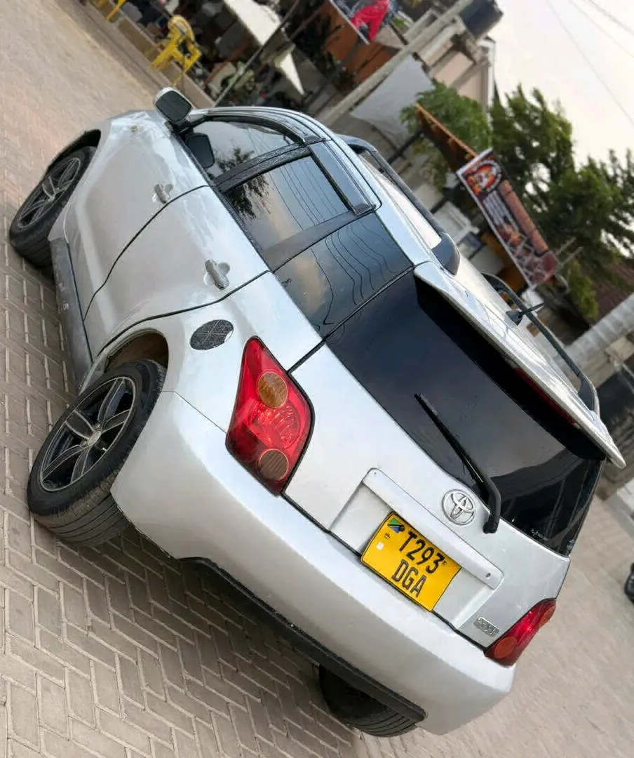 Toyota Ist Silver 1290cc Automatic thumbnail 6