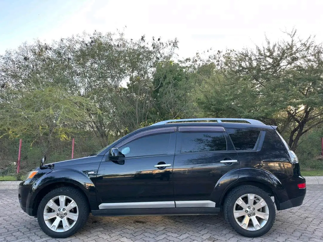 Black 2009 Mitsubishi Outlander 2350cc thumbnail 5