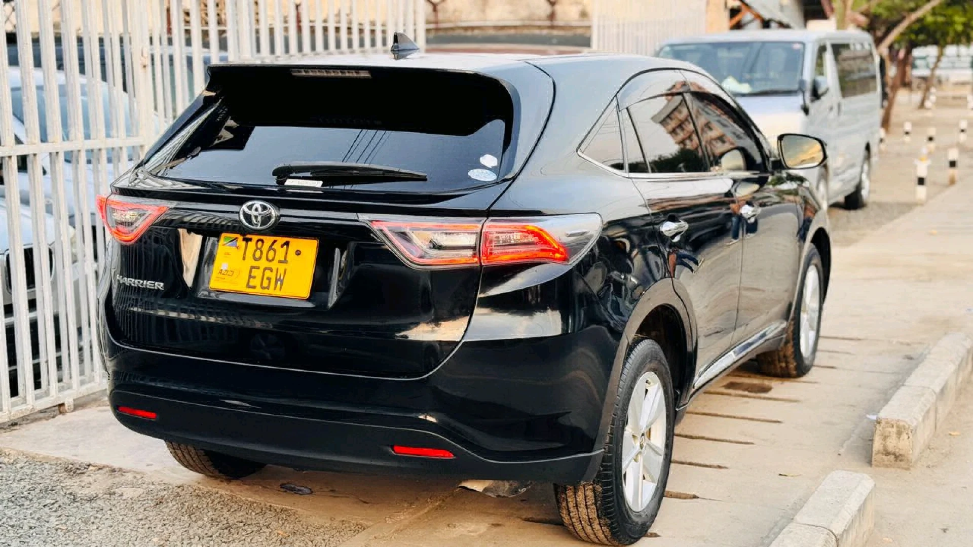 Toyota Harrier Anaconda 2016 Black thumbnail 4
