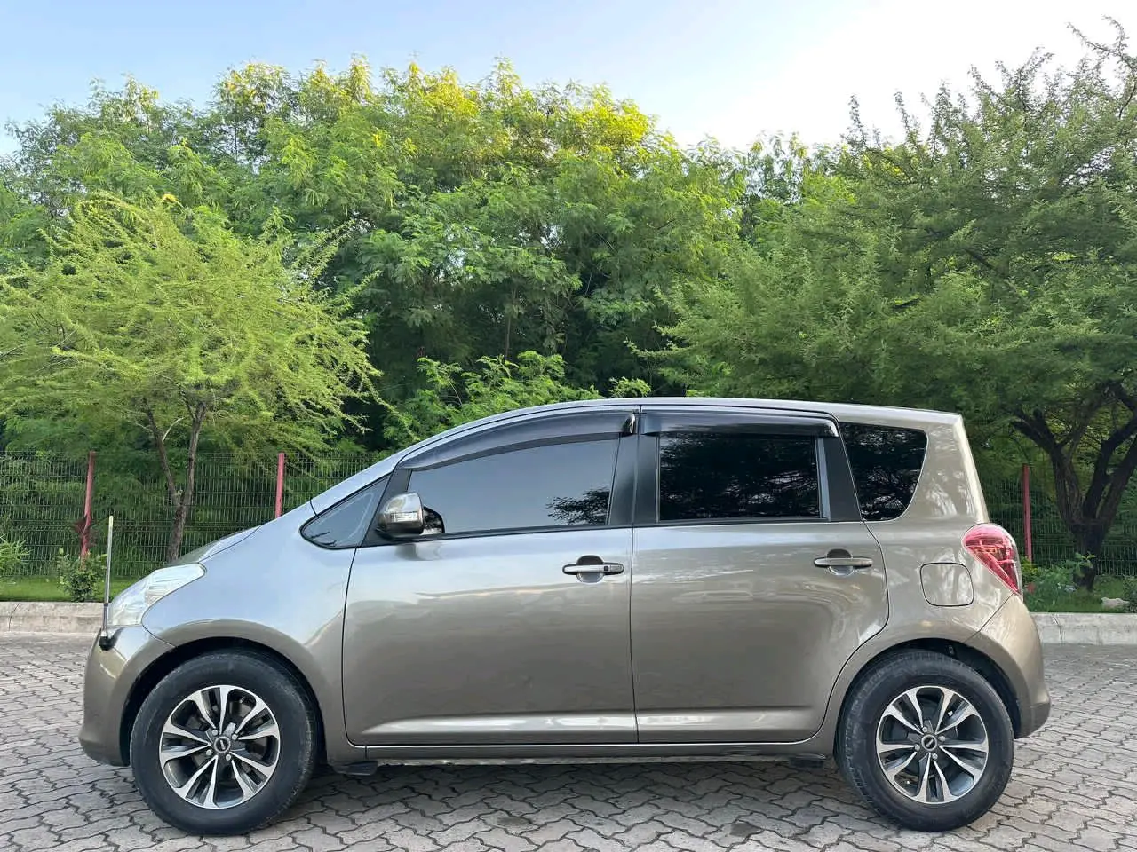 Toyota Ractis 2009 (EFC) thumbnail 4