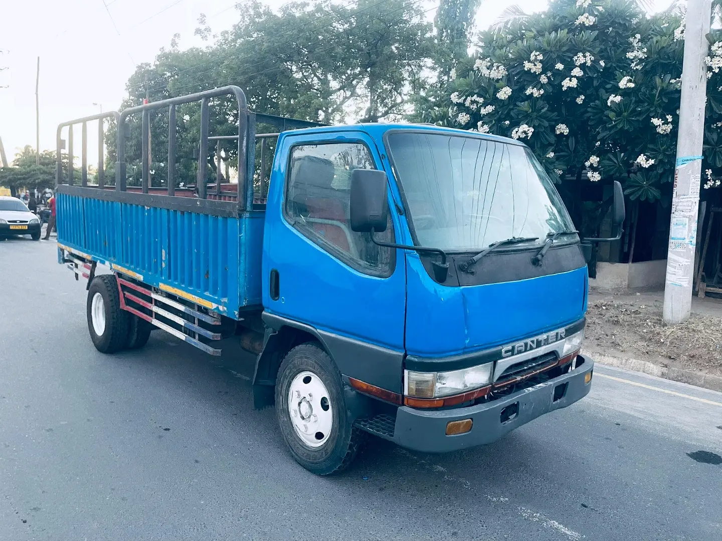 Used Blue Mitsubishi Canter Truck (AYZ)
