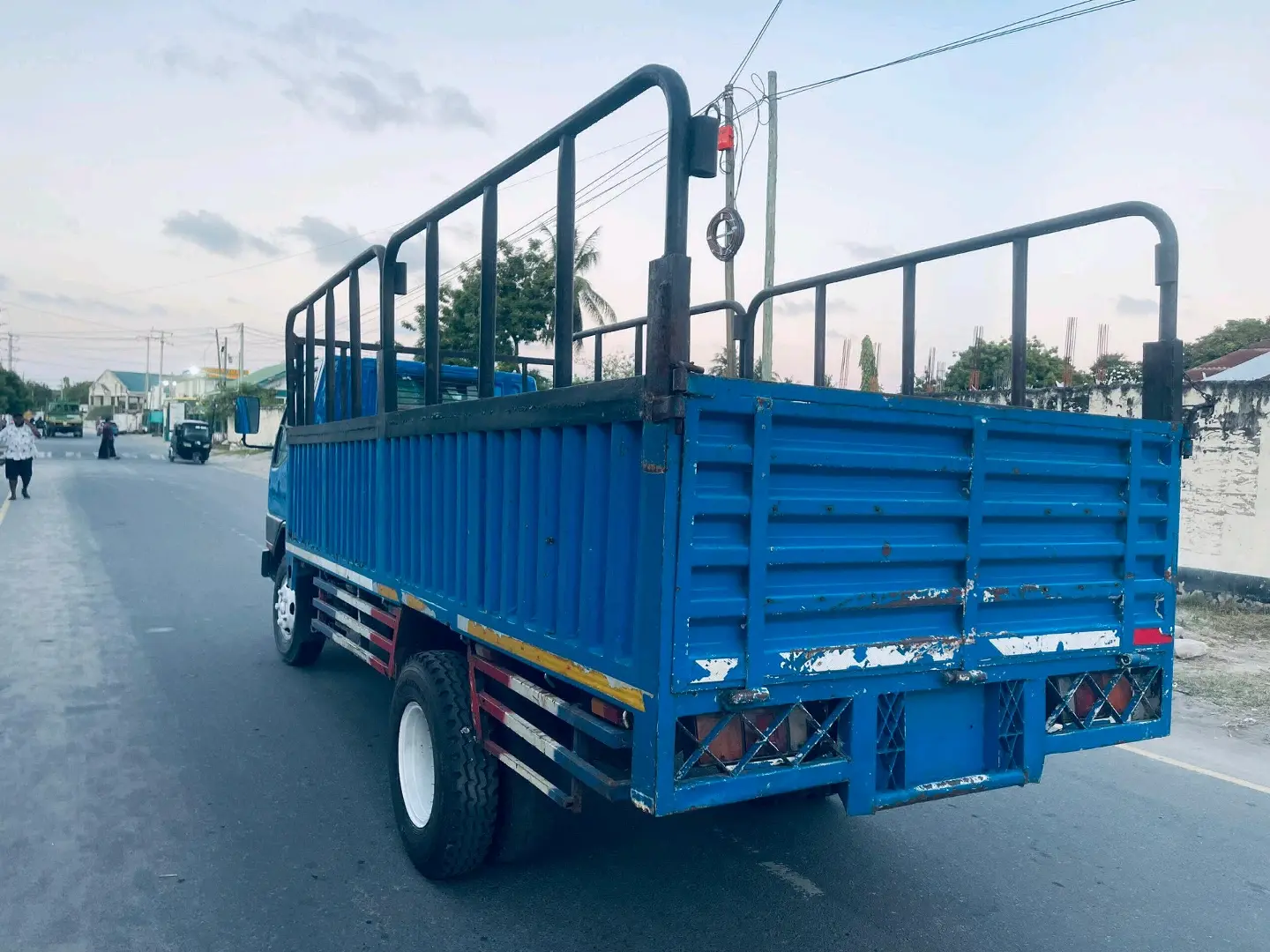 Used Blue Mitsubishi Canter Truck (AYZ) thumbnail 3