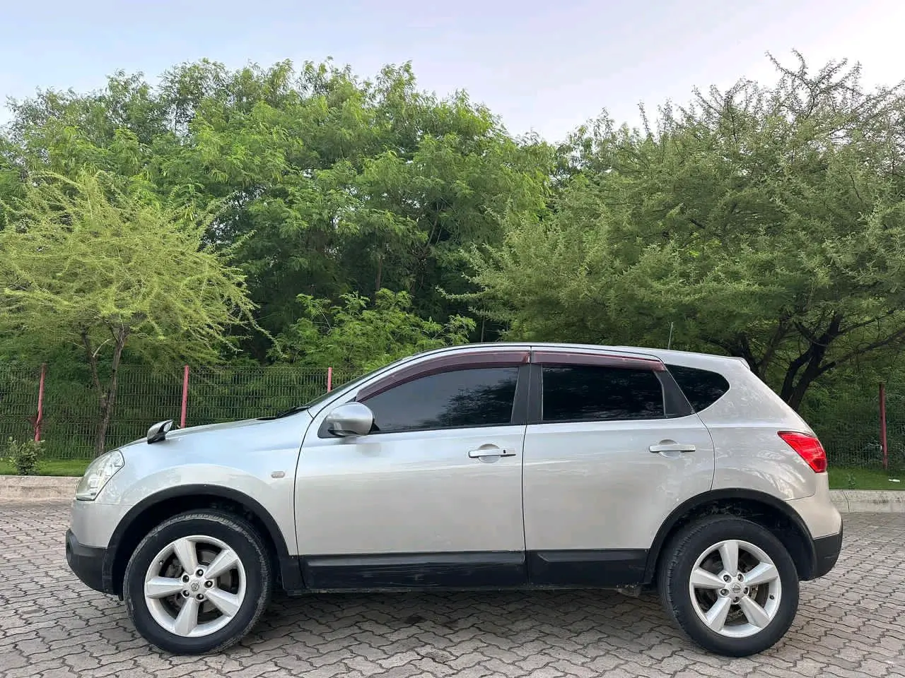 Nissan Dualis 2009 Silver thumbnail 3
