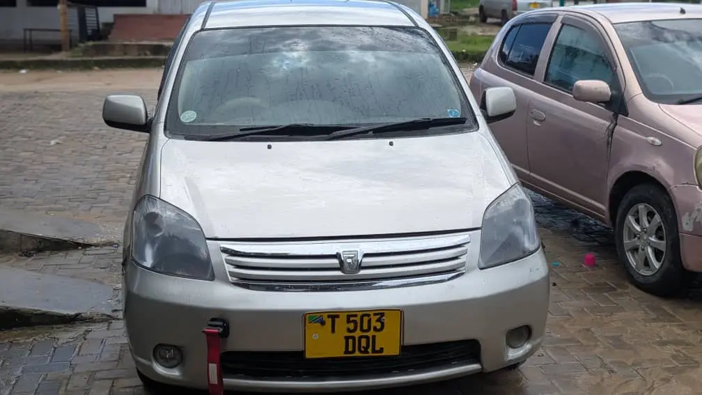 Toyota Raum - Silver
