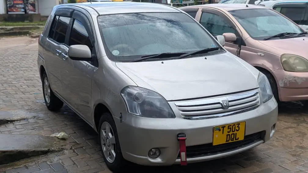Toyota Raum - Silver thumbnail 3