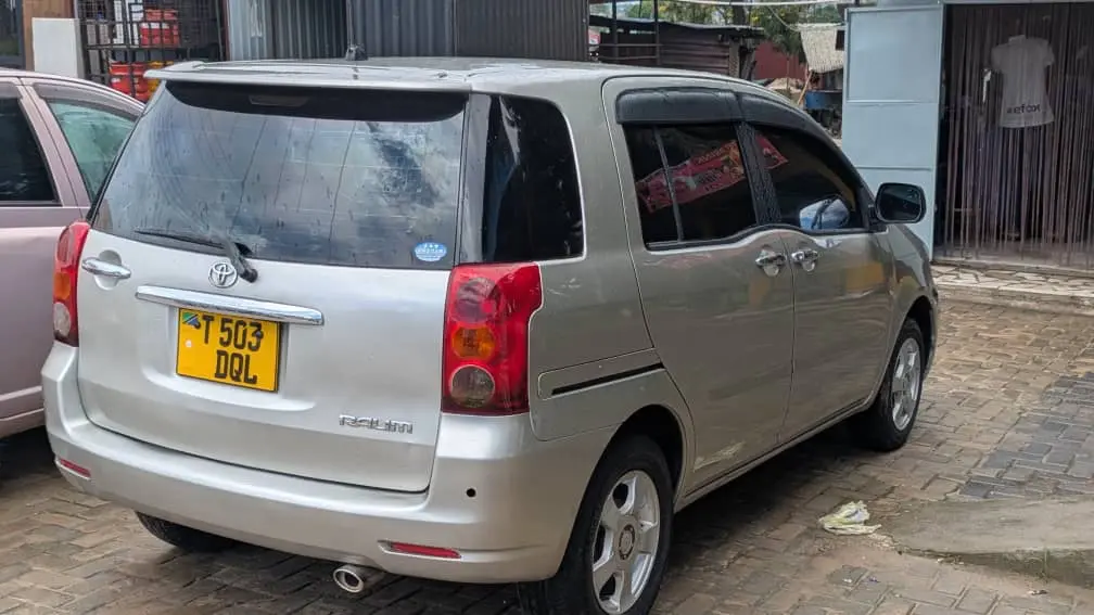Toyota Raum - Silver thumbnail 4