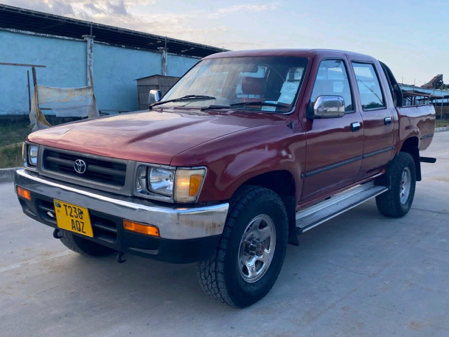 Toyota Hilux Double Cabin 1996 for Sale thumbnail 2