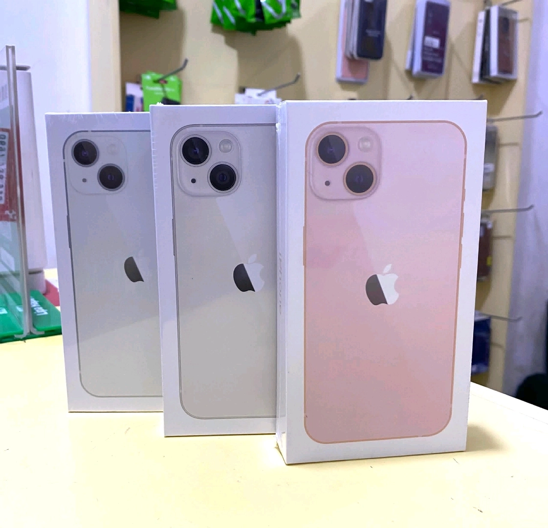 Apple iPhone 13 256GB with Accessories (AirPods Max)