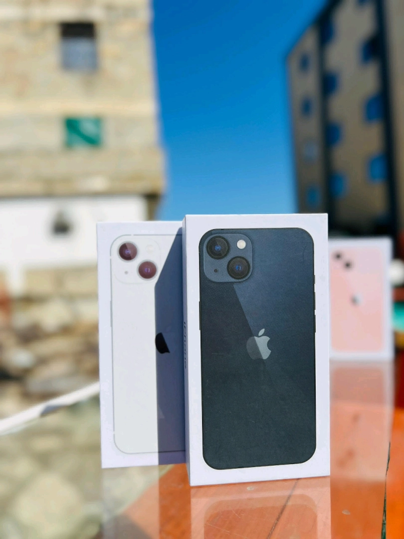 Apple iPhone 13 256GB with Accessories (AirPods Max) thumbnail 2