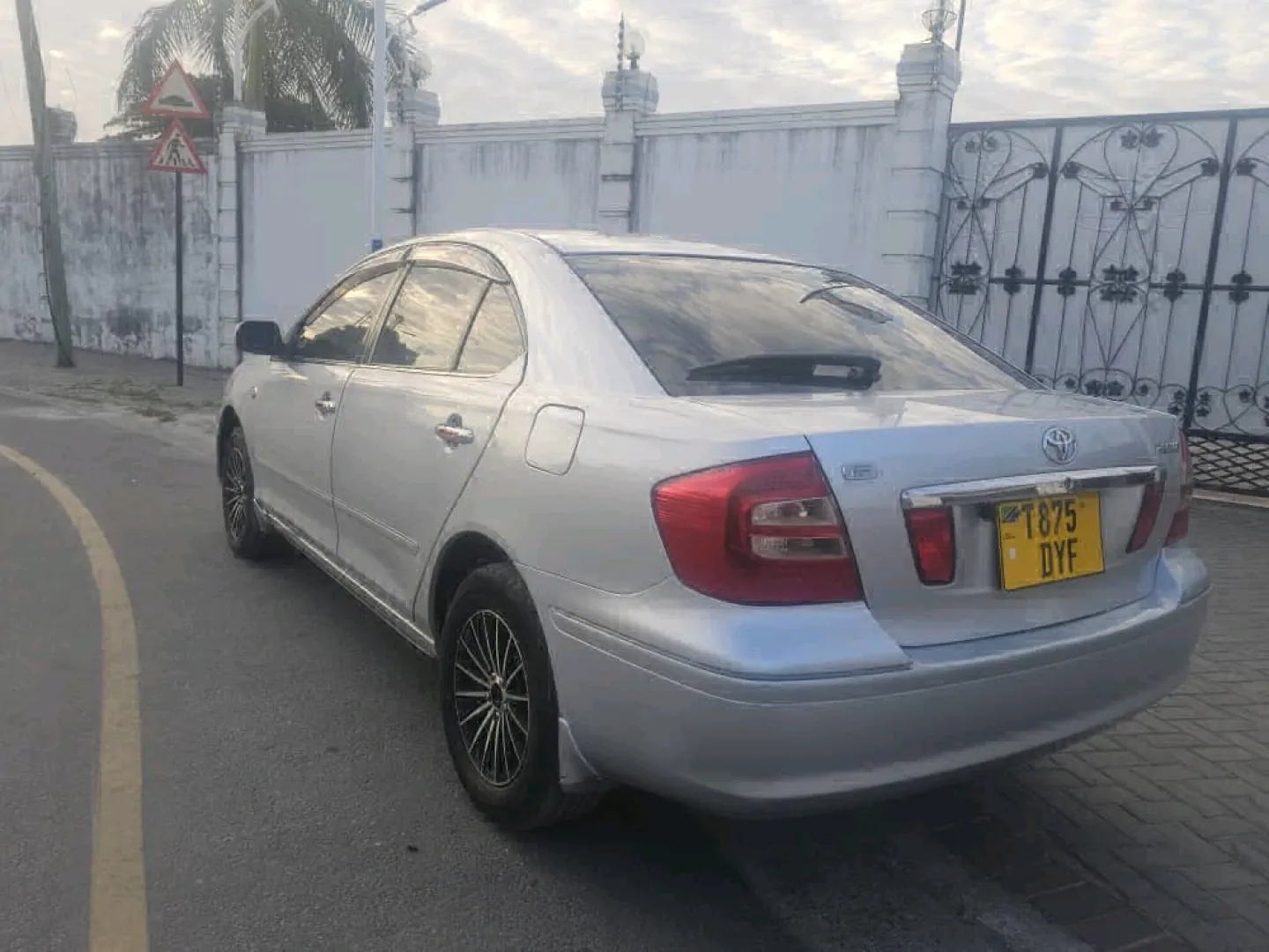 Toyota Premio F Sedan thumbnail 2