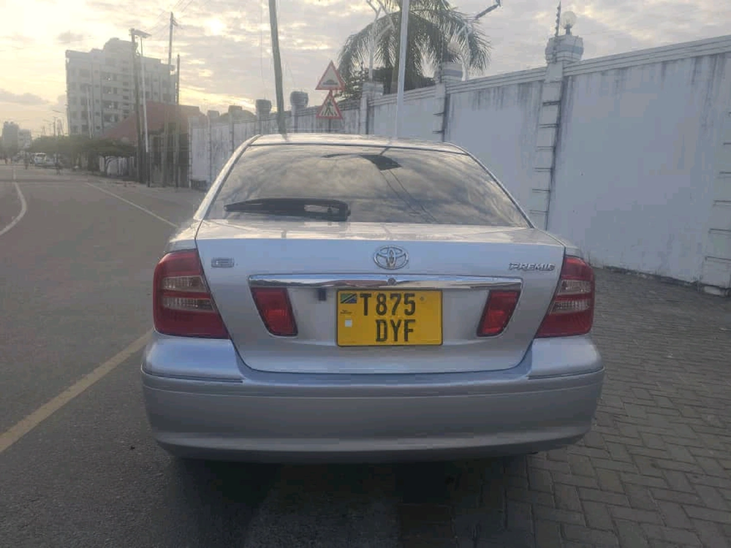 Toyota Premio F Sedan thumbnail 3