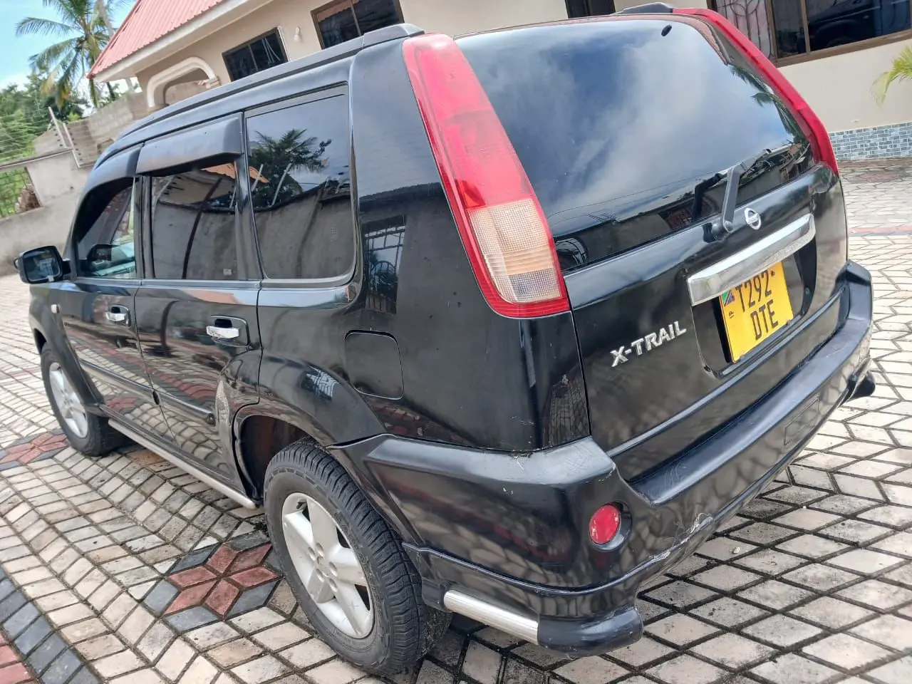 Black Nissan X-Trail SUV for Sale thumbnail 2