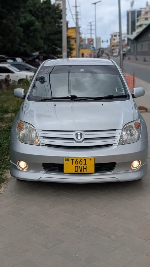 Toyota Ist 2004 Silver (DVH)