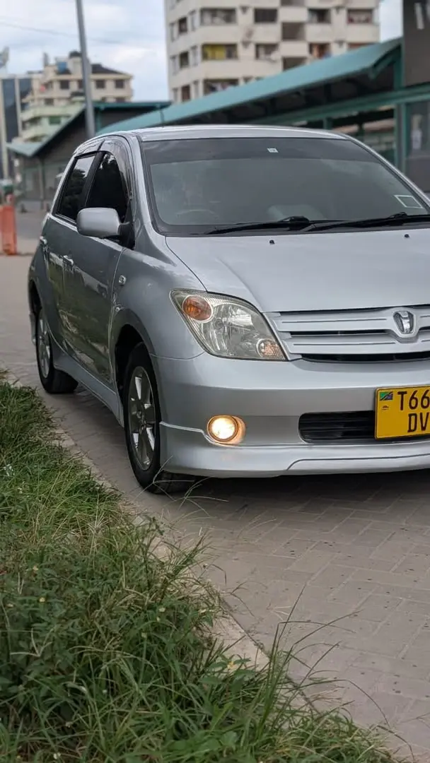 Toyota Ist 2004 Silver (DVH) thumbnail 4